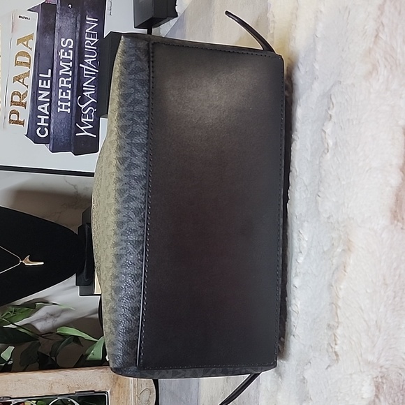 Michael Kors brand Sheila backpack - Picture 5 of 12